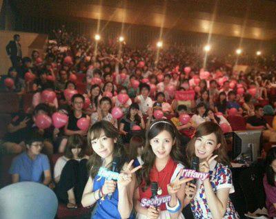 MC TaeTiSeo Selca with SONES and Taeyeon's Message